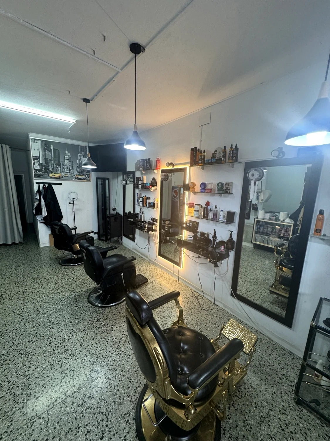 Fotografía real de la zona de corte y sillones de BRAVIK BARBERSHOP
