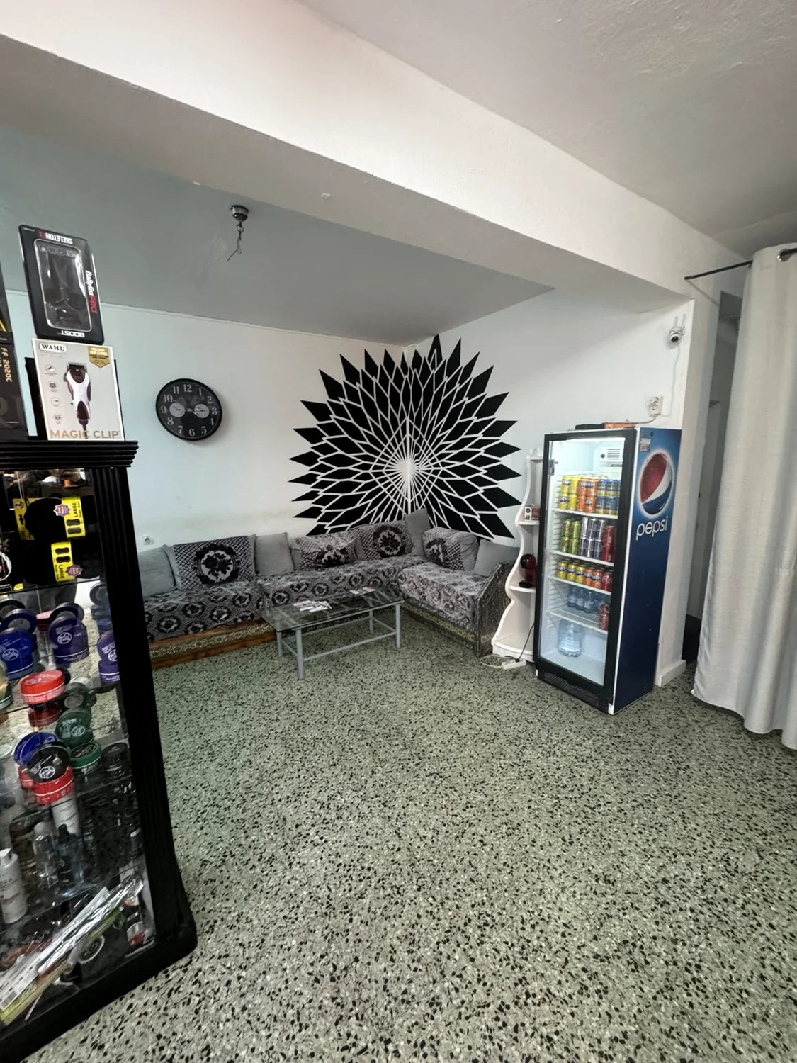 Fotografía real de la zona de espera de BRAVIK BARBERSHOP